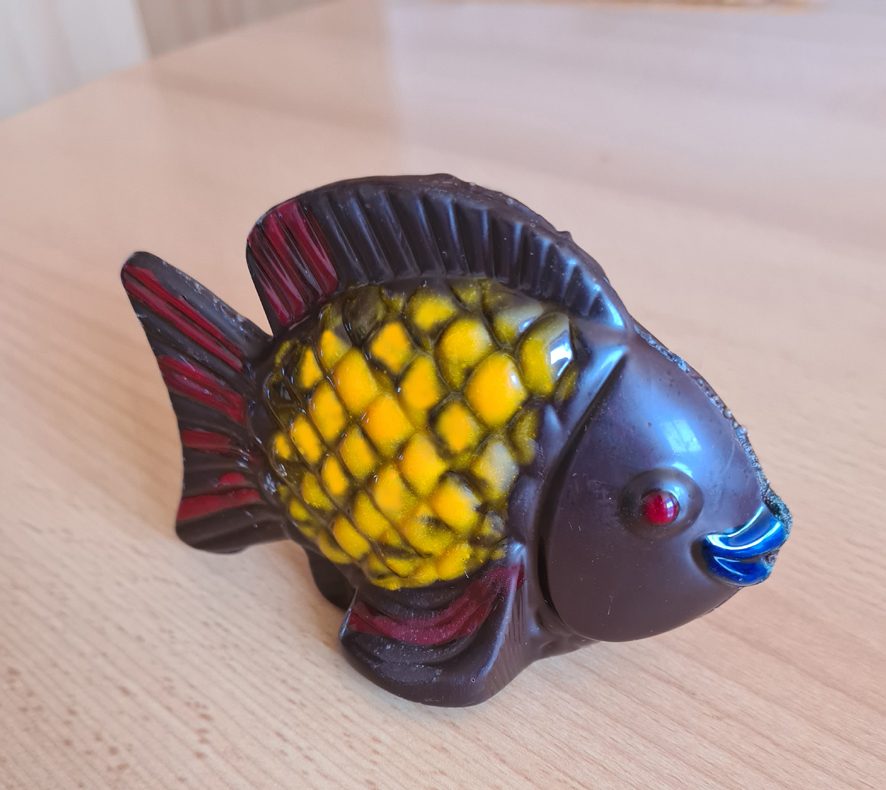Moulage en chocolat de poissons colorés de Pâques
